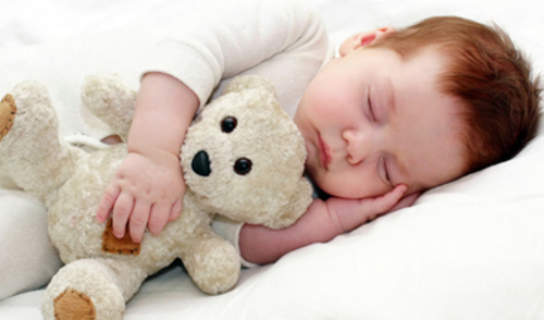 Smrtnost dojenčadi u snu – faktori rizika ovise o dobi