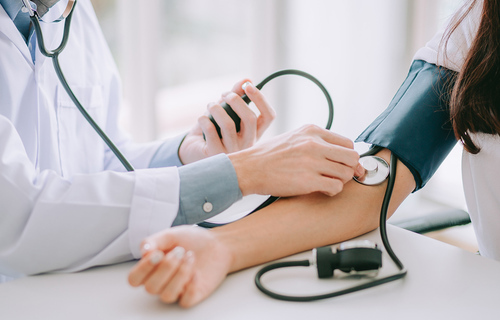 Što je arterijska hipertenzija? / Hipertenzija (povišeni krvni tlak) / Centri A-Z - spo-ovnilogia.com