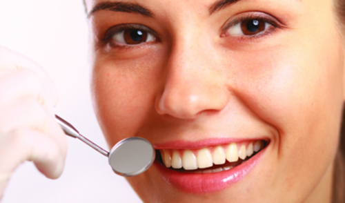 Uporaba zubnoga konca u smanjenju upale desni i zubnoga karijesa