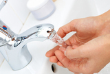 Učinci vode u usporedbi s drugim otopinama za čišćenje rana 