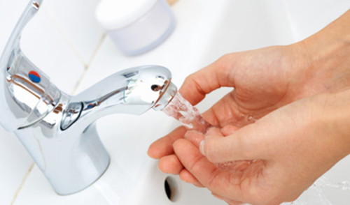 Učinci vode u usporedbi s drugim otopinama za čišćenje rana 